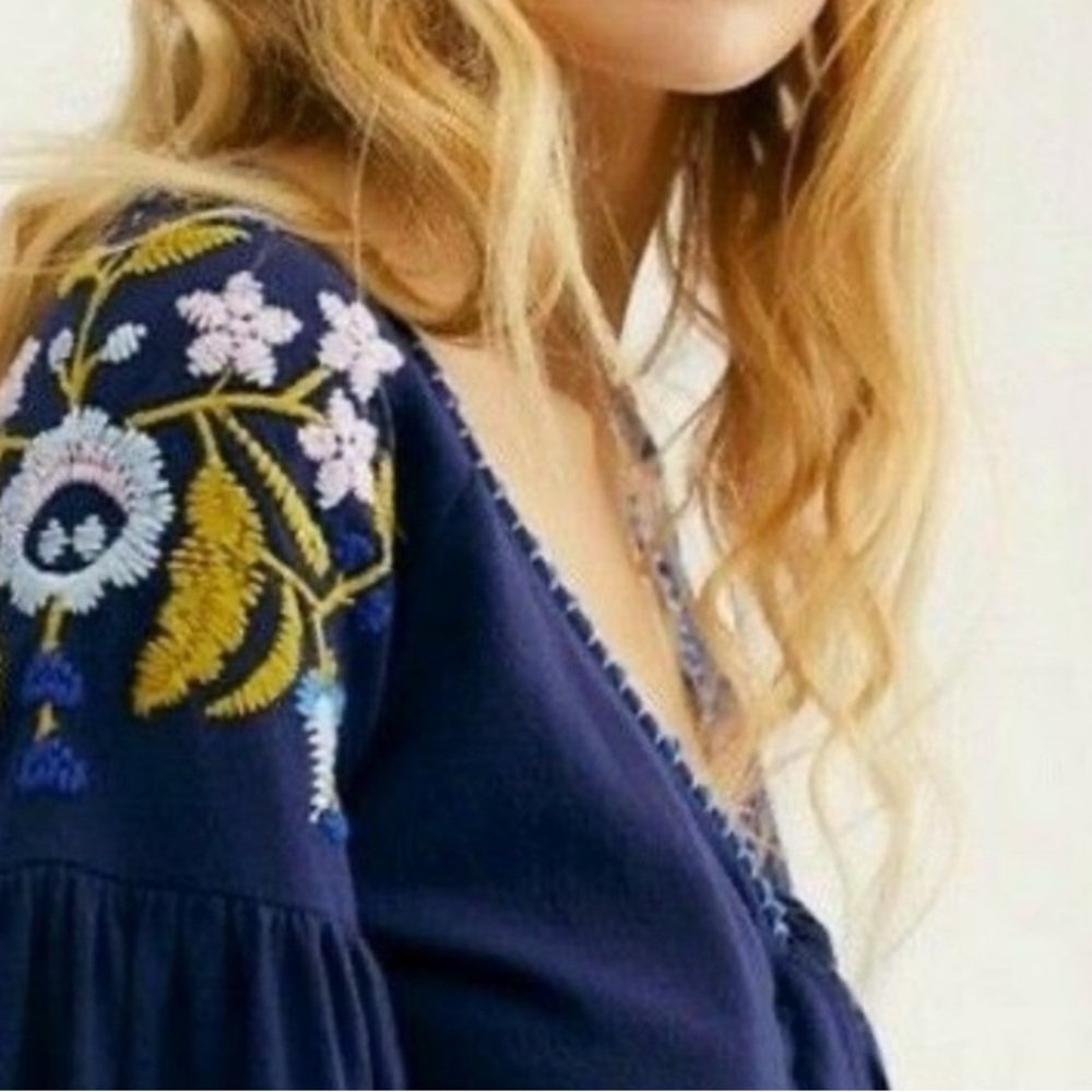 Free People Navy Blue Embroidered Blouse w Juliette Sleeves Sz M - Picture 3 of 16